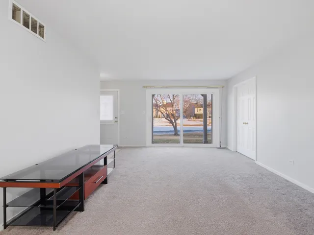 $260,000 | 523 Bridle Trail, Wheeling, IL 60090