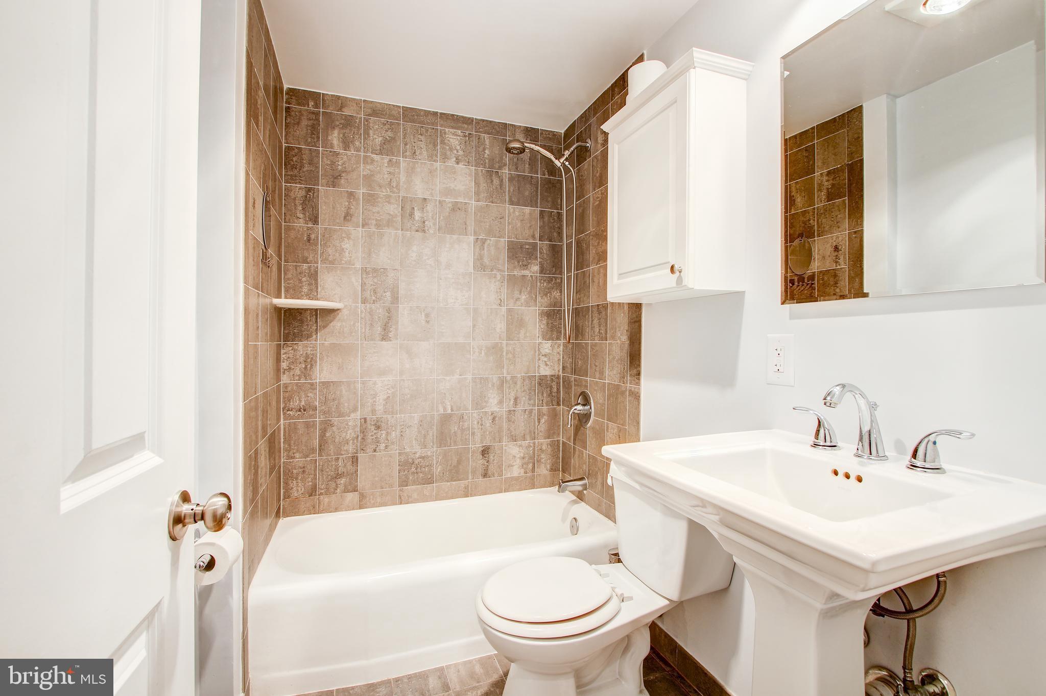 1701 16th Street Northwest, Unit 450 Washington, DC 20009 - Photo 17 of 33 Full bathroom
