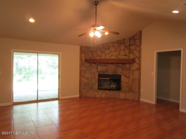 370 Chaffee Road North Jacksonville, FL 32220 - Photo 4 of 15 Living room
