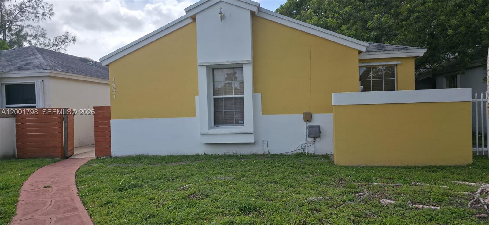 a view of back yard of the house