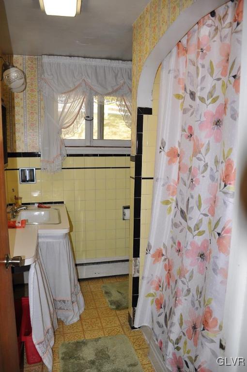 219 Bossardsville Road Sciota, PA 18354 - Photo 23 of 33 Main level full bath