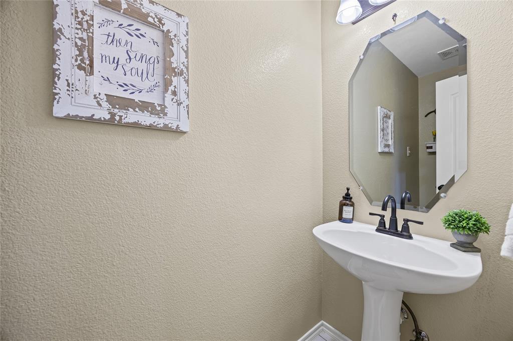112 Springfield Lane Red Oak, TX 75165 - Photo 15 of 40 a bathroom with a sink and a mirror