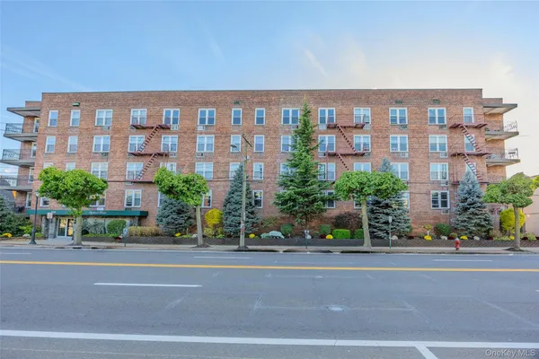 $245,000 | 504 Merrick Road, Unit 4E, Lynbrook, NY 11563