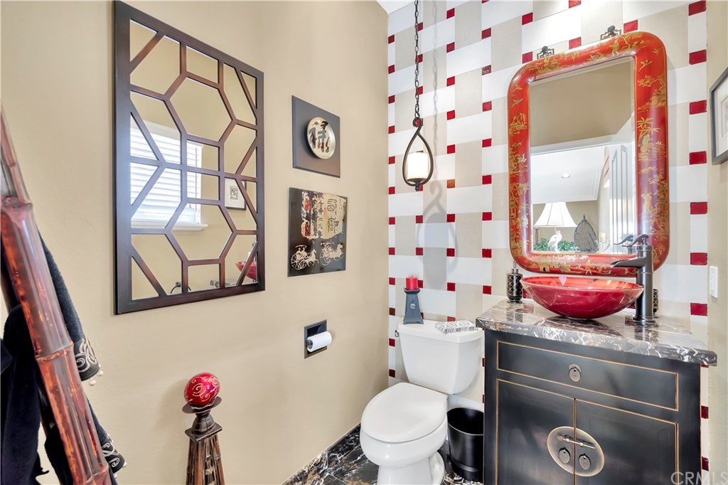 346 Long Long Beach, CA 90803 - Photo 11 of 24 Upper level guest bathroom.