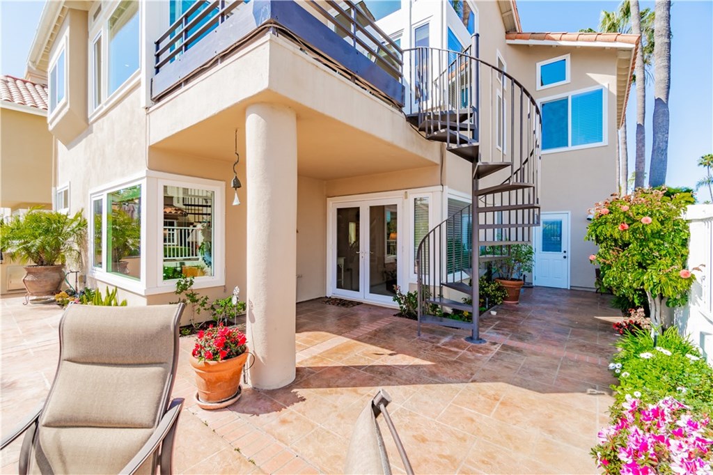 346 Long Long Beach, CA 90803 - Photo 19 of 24 Patio with spiral staircase to upper level balcony.