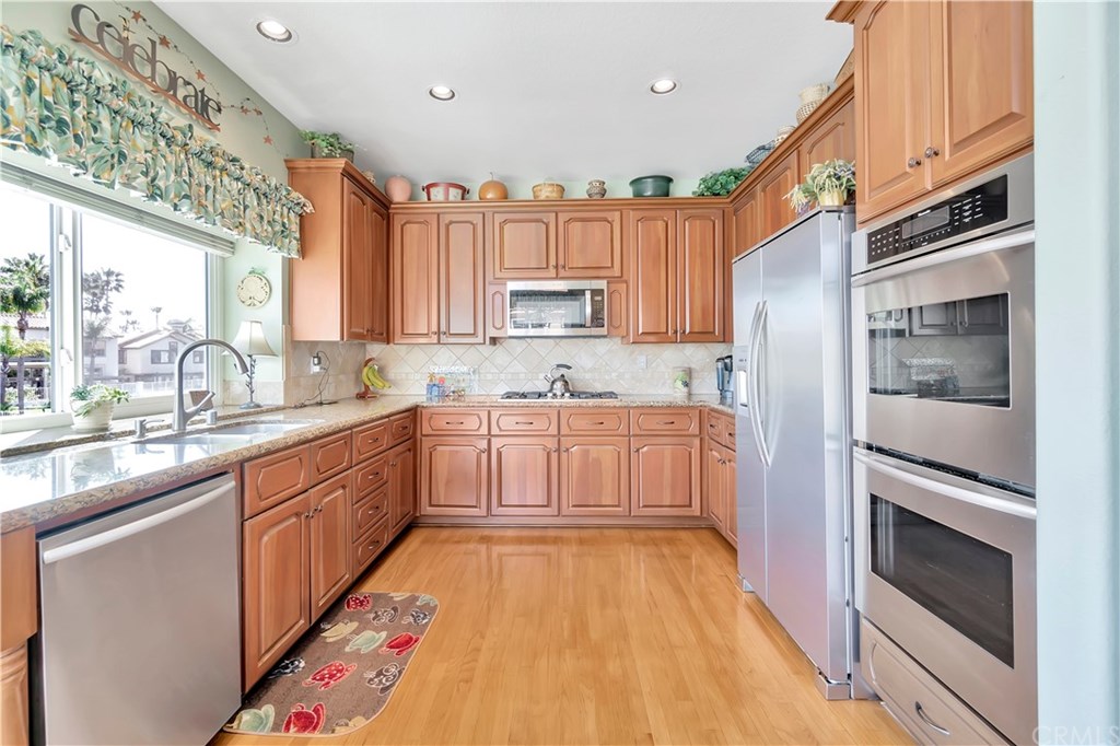 346 Long Long Beach, CA 90803 - Photo 8 of 24 Upgraded kitchen with double ovens, microwave, dishwasher, gas range, microwave and breathtaking views of the water and greenbelt.