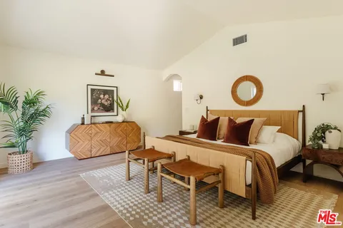 $1,350,000 | 22060 Independencia Street, Woodland Hills, CA 91364