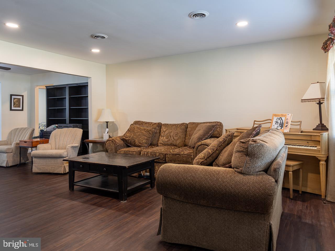 134 Georgetown Road Toms River, NJ 08757 - Photo 5 of 34 Spacious Living room
