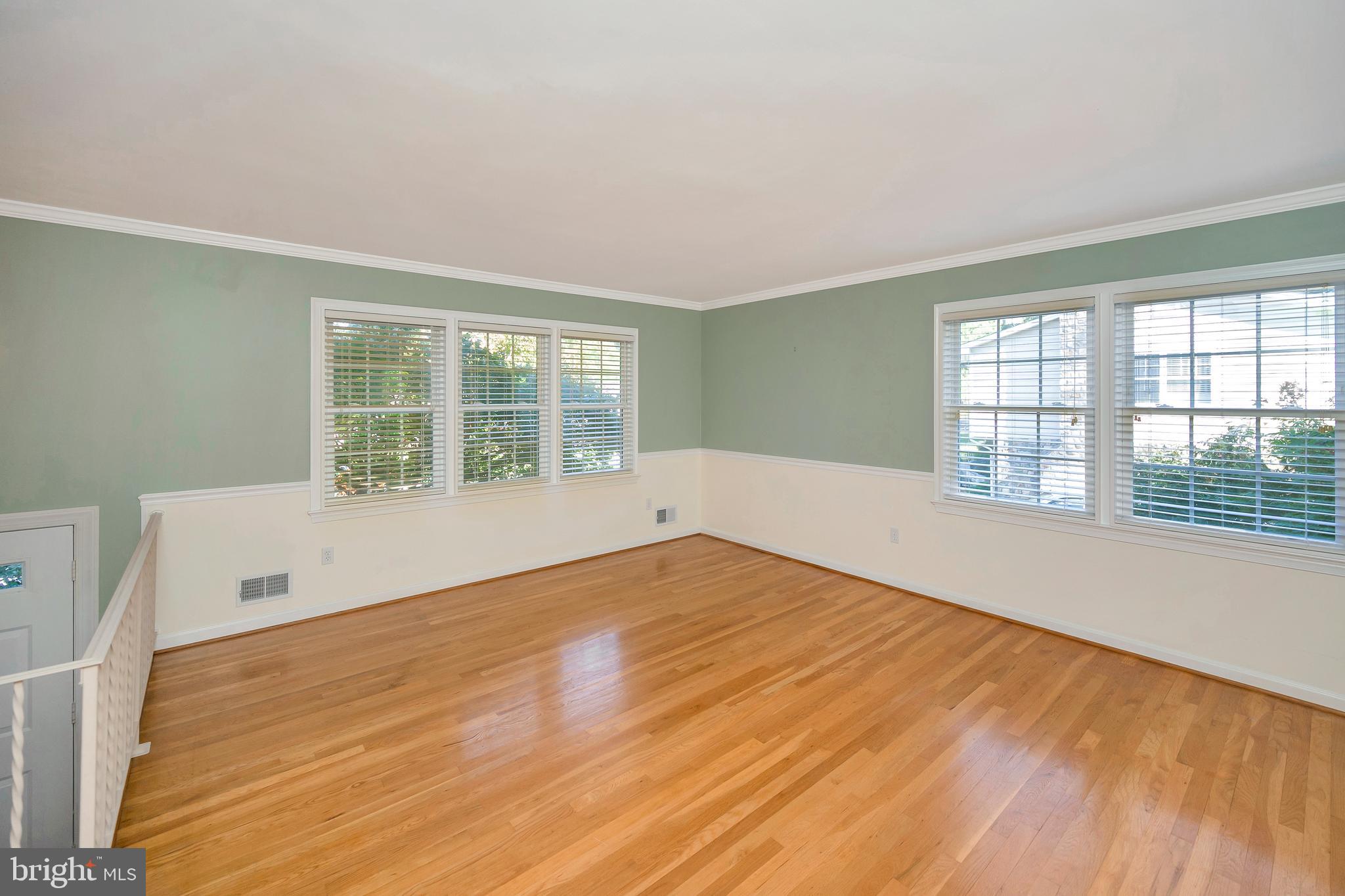 7399 Roxbury Avenue Manassas, VA 20109 - Photo 4 of 45 NICE SIZE LIVING ROOM
