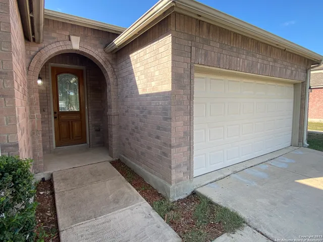 a view of entryway with garden