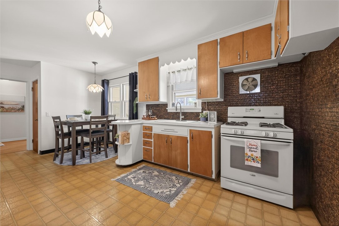 45 Longcroft Road Irondequoit, NY 14609 - Photo 14 of 39 Eat-in kitchen!