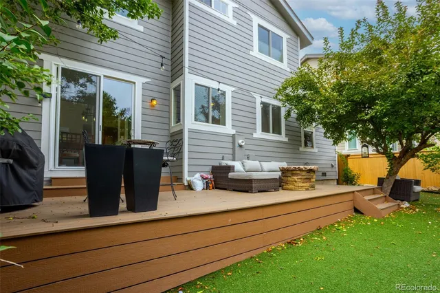 a view of a house with backyard