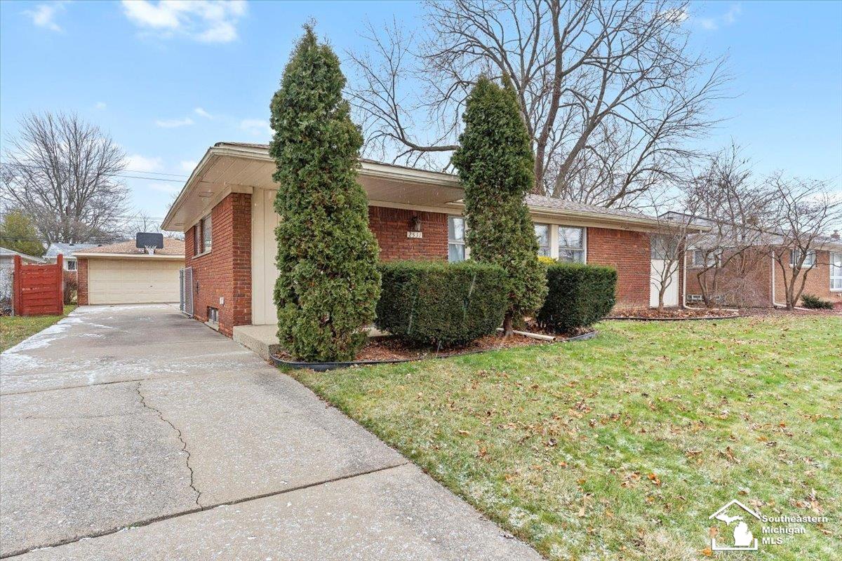 2531 Middlefield Road Trenton, MI 48183 - Photo 2 of 26 50163922-01e753e3-bf09-484b-a75e-09b5de5ff382.JPG