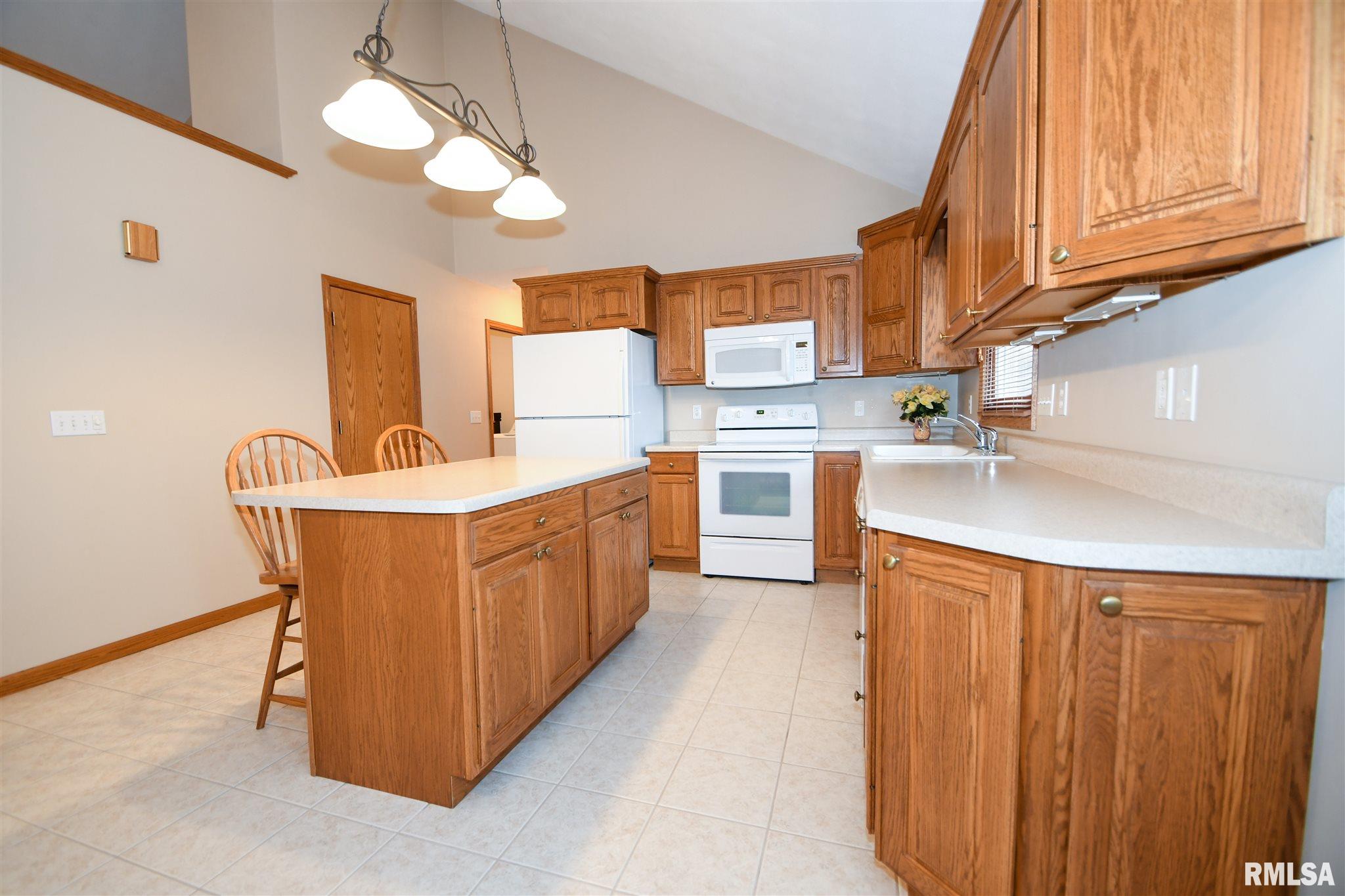1018 South Johanson Road Peoria, IL 61607 - Photo 14 of 38