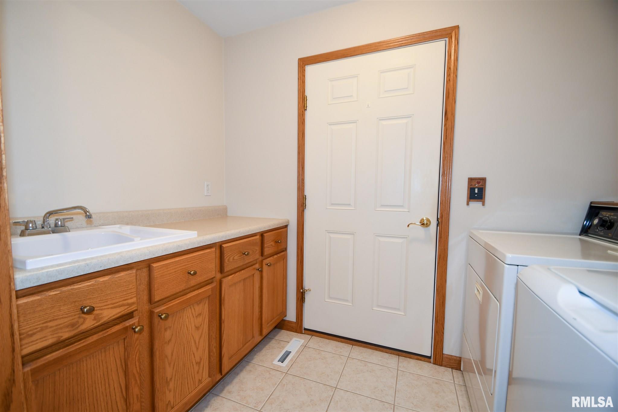 1018 South Johanson Road Peoria, IL 61607 - Photo 18 of 38
