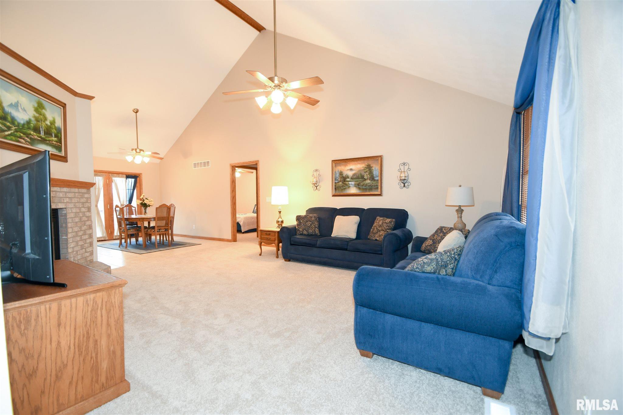 1018 South Johanson Road Peoria, IL 61607 - Photo 5 of 38