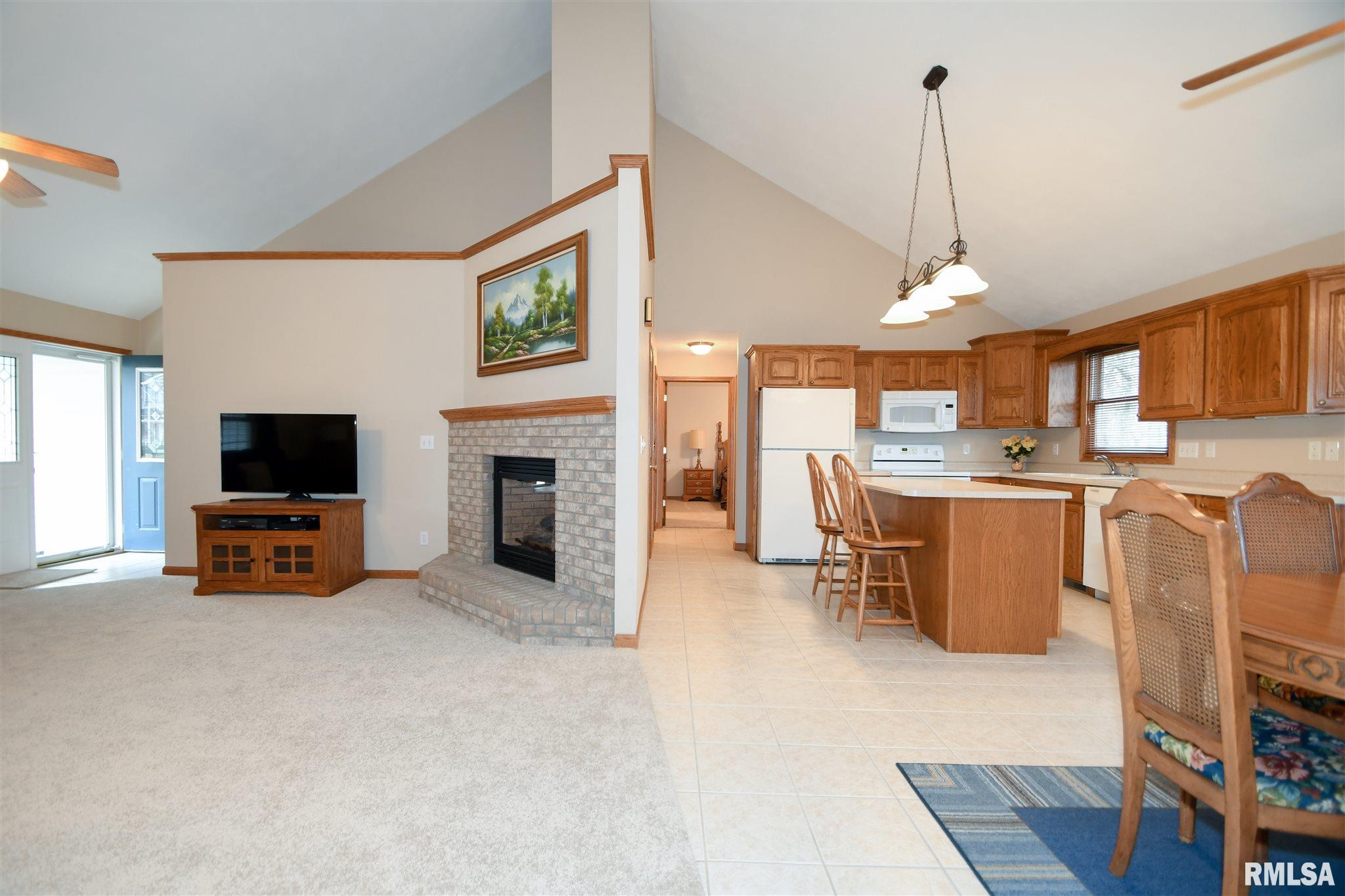 1018 South Johanson Road Peoria, IL 61607 - Photo 7 of 38