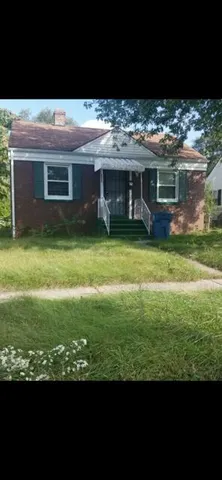 a view of a yard in front of the house