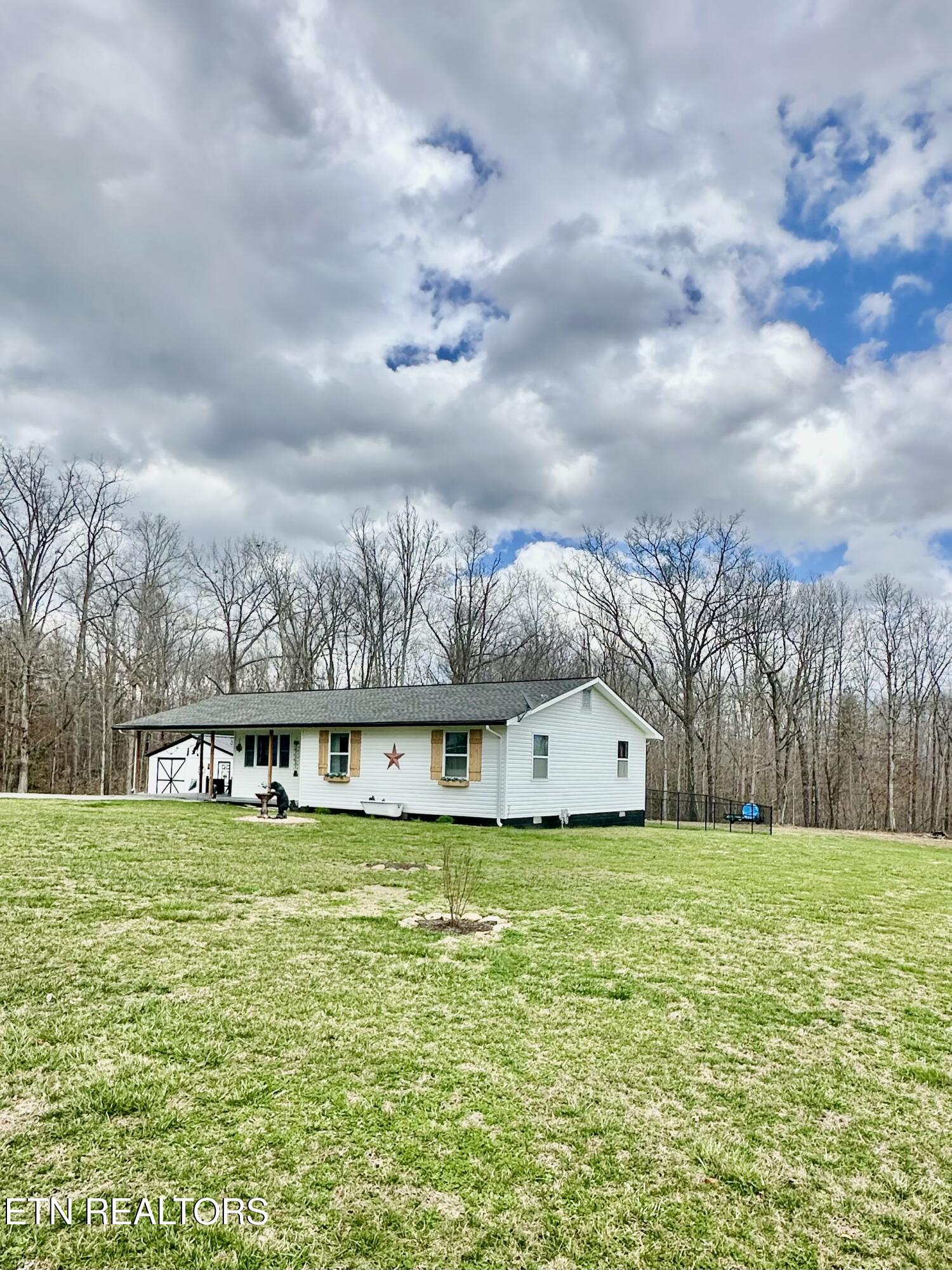 140 Red Hill Road Sunbright, TN 37872 - Photo 3 of 28 IMG_3892