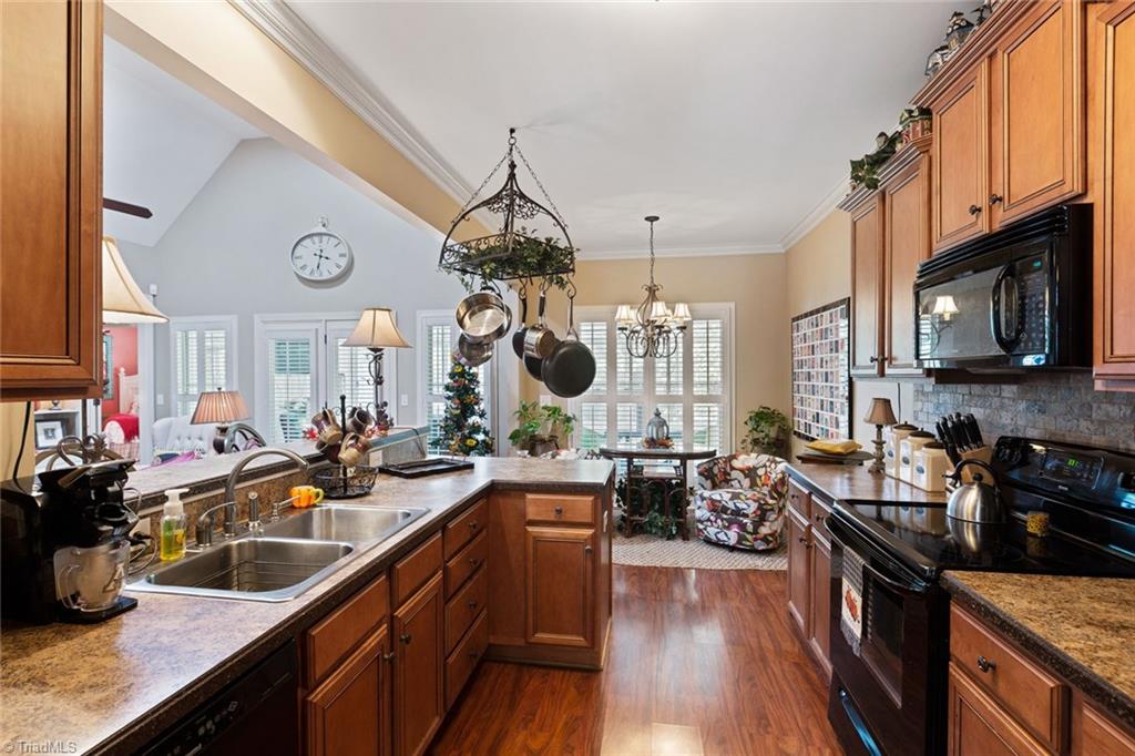 912 Chestnut Drive High Point, NC 27262 - Photo 10 of 30 Gallery Image 10