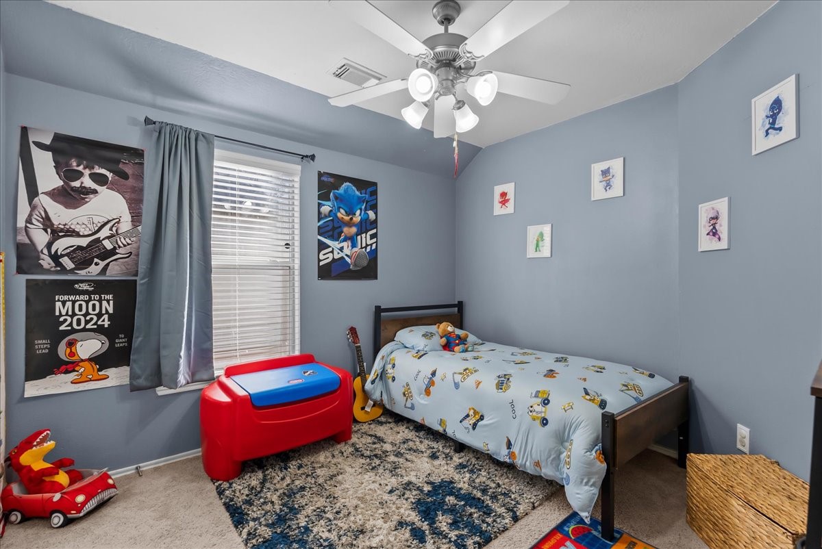 11931 Keystone Spring Way Houston, TX 77089 - Photo 18 of 34 a bedroom with a bed and a chandelier