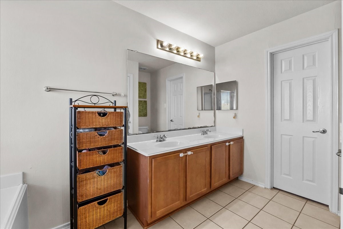 11931 Keystone Spring Way Houston, TX 77089 - Photo 25 of 34 a utility room with cabinets