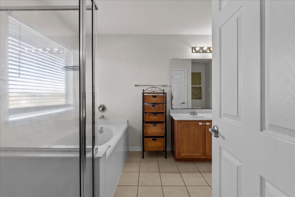 11931 Keystone Spring Way Houston, TX 77089 - Photo 26 of 34 a bathroom with a tub and a sink