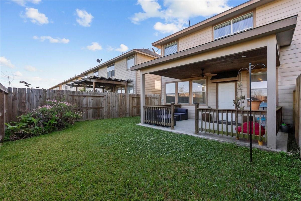 11931 Keystone Spring Way Houston, TX 77089 - Photo 31 of 34 a view of a backyard