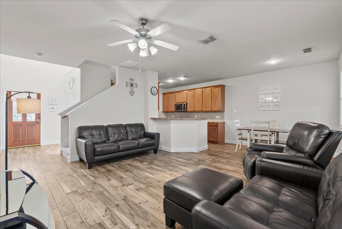11931 Keystone Spring Way Houston, TX 77089 - Photo 7 of 34 a living room with furniture and kitchen view