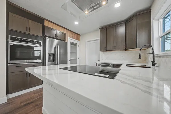 a view of a livingroom with a ceiling fan and windows