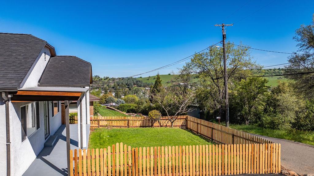 155 Foothill Drive Sutter Creek, CA 95685 - Photo 73 of 84 a view of a house with a small yard and wooden fence