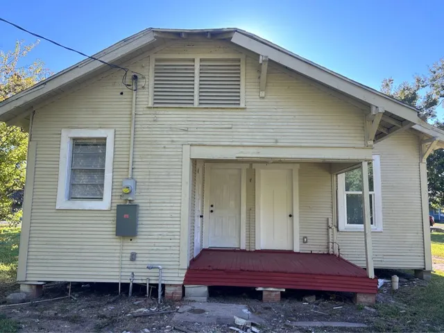 a view of backyard of the house