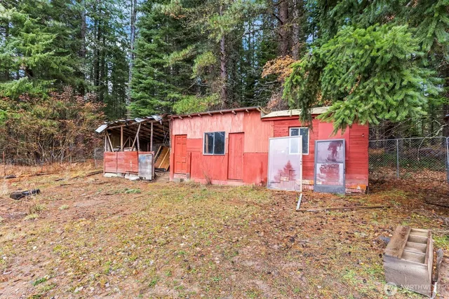 a view of a house with backyard and trees