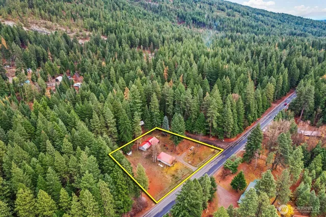 a view of a house with a street view