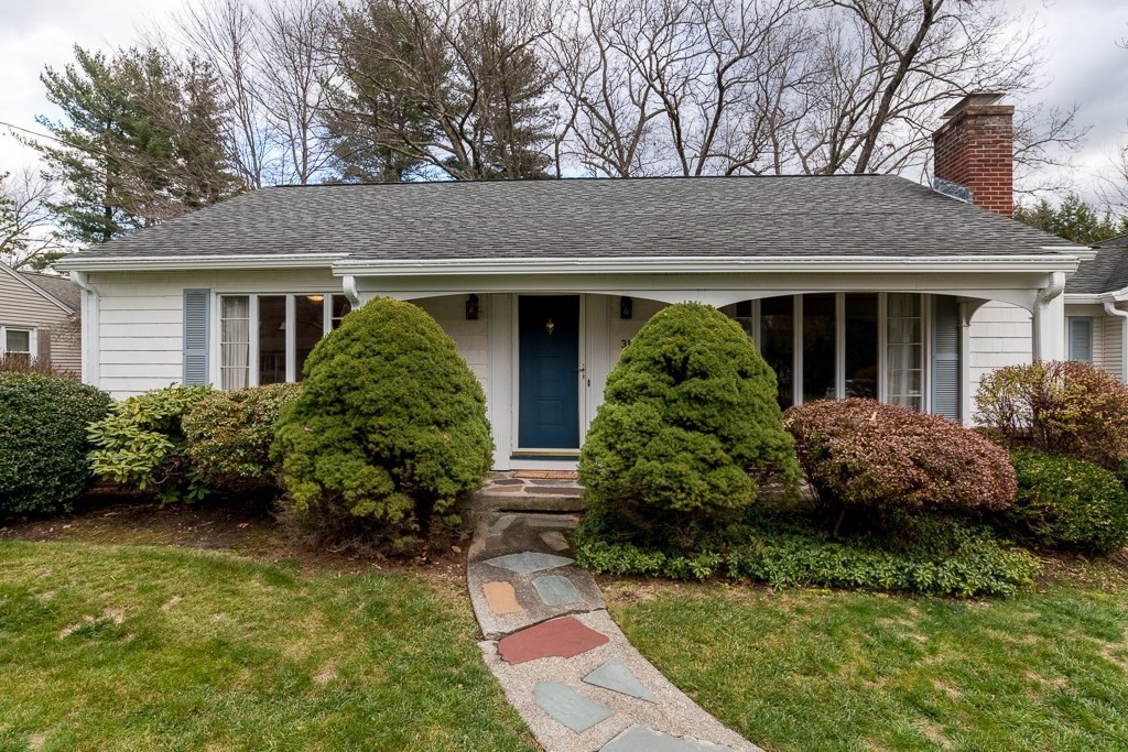 31 Whitmun Road Longmeadow, MA 01106 - Photo 4 of 25 a view of a house with garden and plants