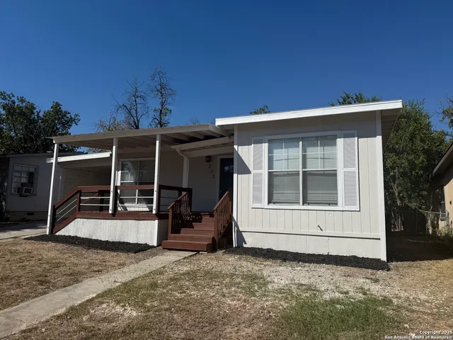 a view of a house with backyard