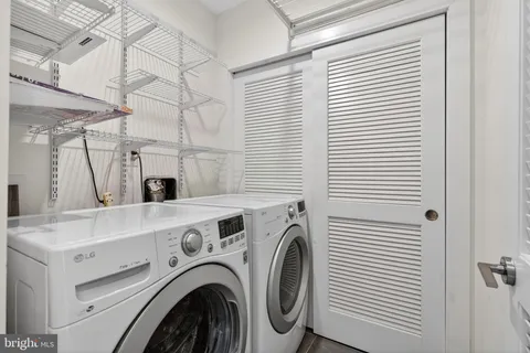 a view of kitchen with washer and dryer