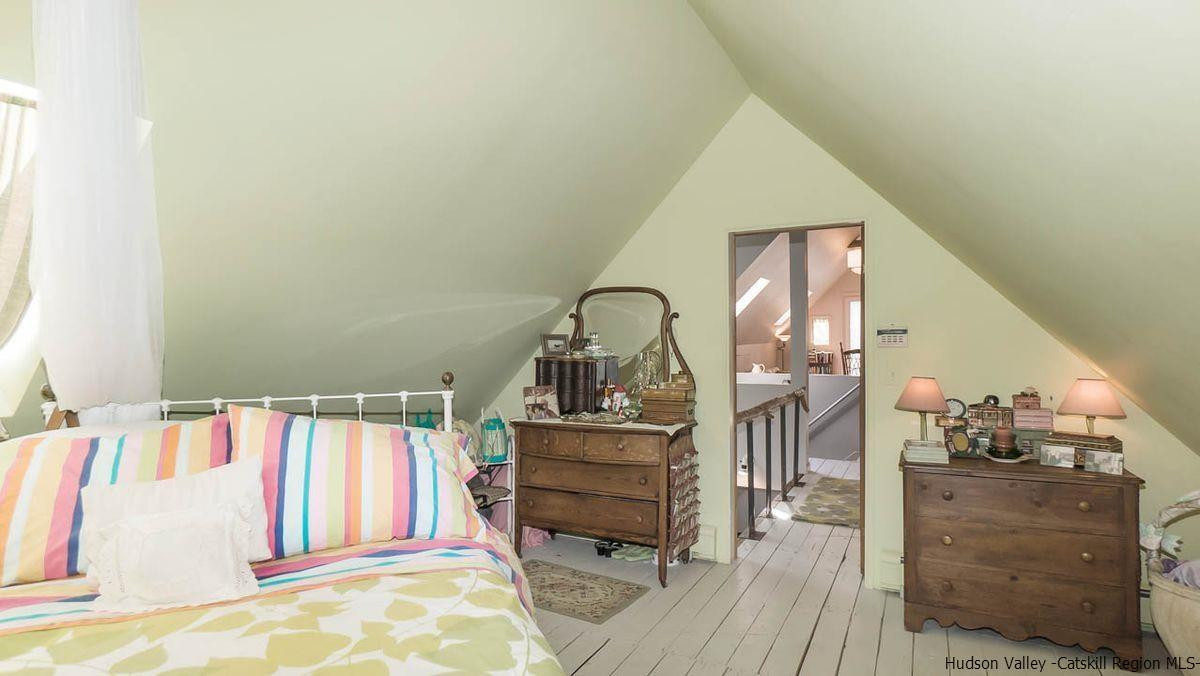 286 Rochester Center Road Kerhonkson, NY 12446 - Photo 14 of 34 a living room with furniture