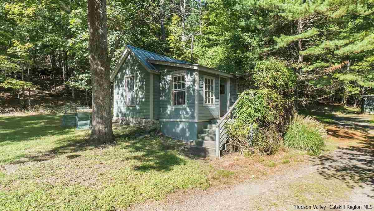 286 Rochester Center Road Kerhonkson, NY 12446 - Photo 22 of 34 a backyard of a house with lots of green space