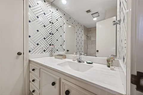 $749,000 | 8103 Lake Edge Court, Houston, TX 77071