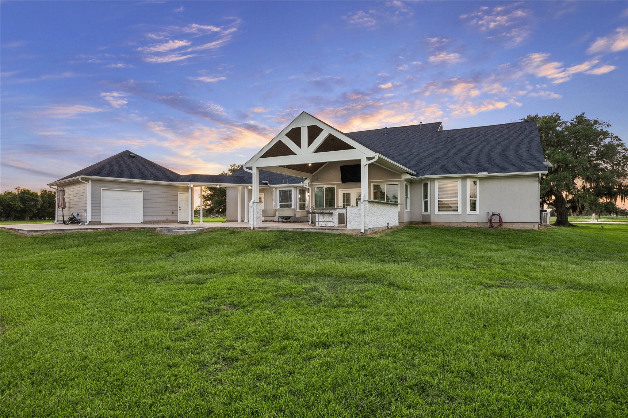 2702 Horseshoe Lane Rosharon, TX 77583 - Photo 38 of 43 Beautiful rear elevation highlights the home's spacious layout and meticulously maintained grounds.