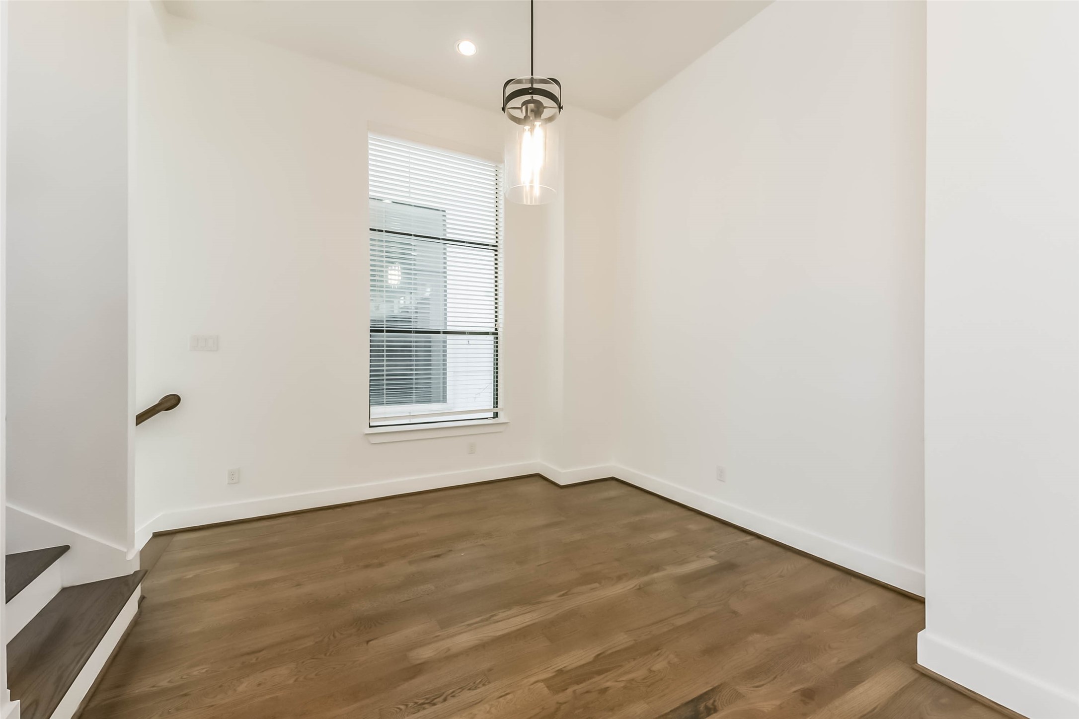 1810 Thompson Street Houston, TX 77007 - Photo 15 of 32 an empty room with a windows and closet