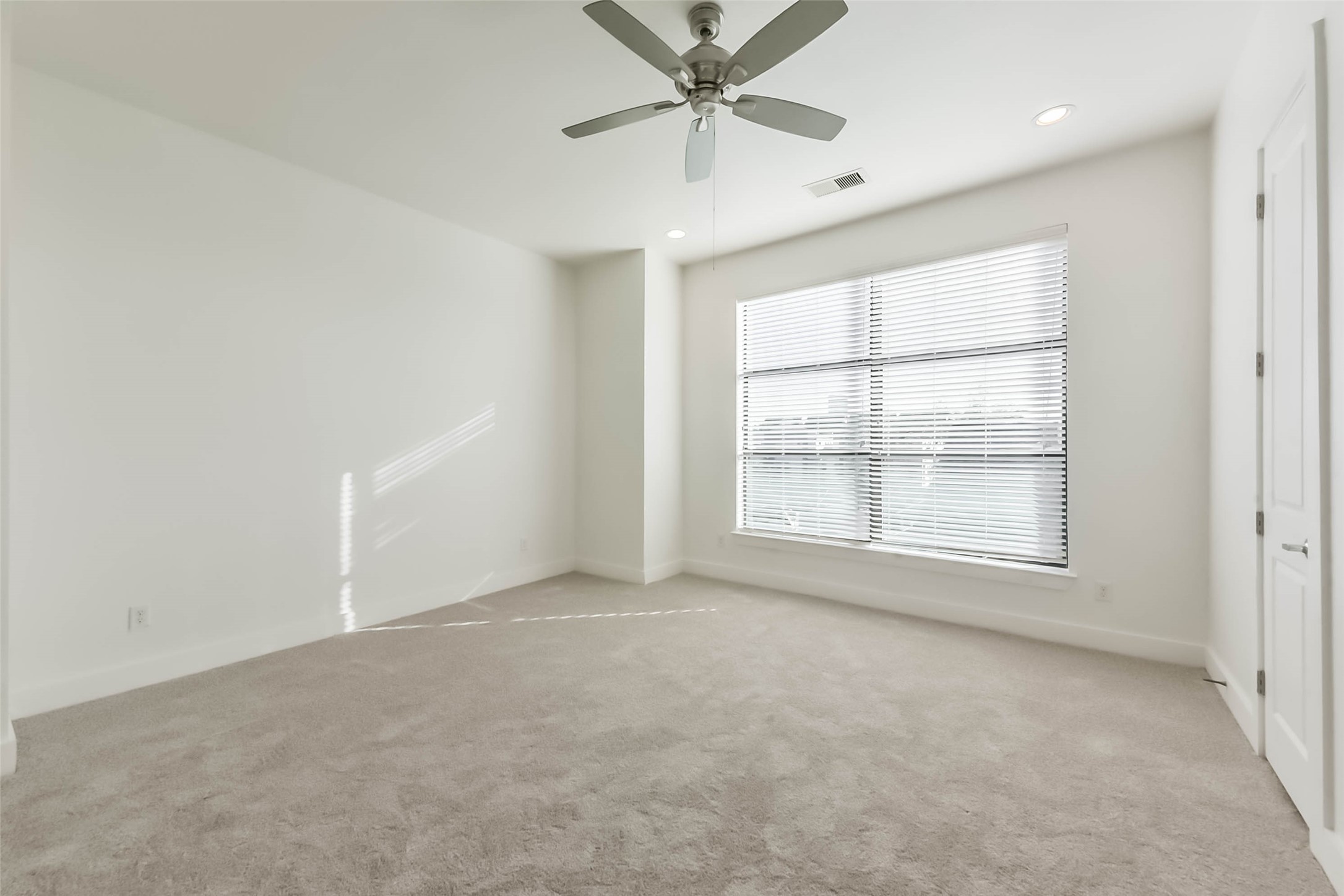 1810 Thompson Street Houston, TX 77007 - Photo 19 of 32 an empty room with a ceiling fan and windows