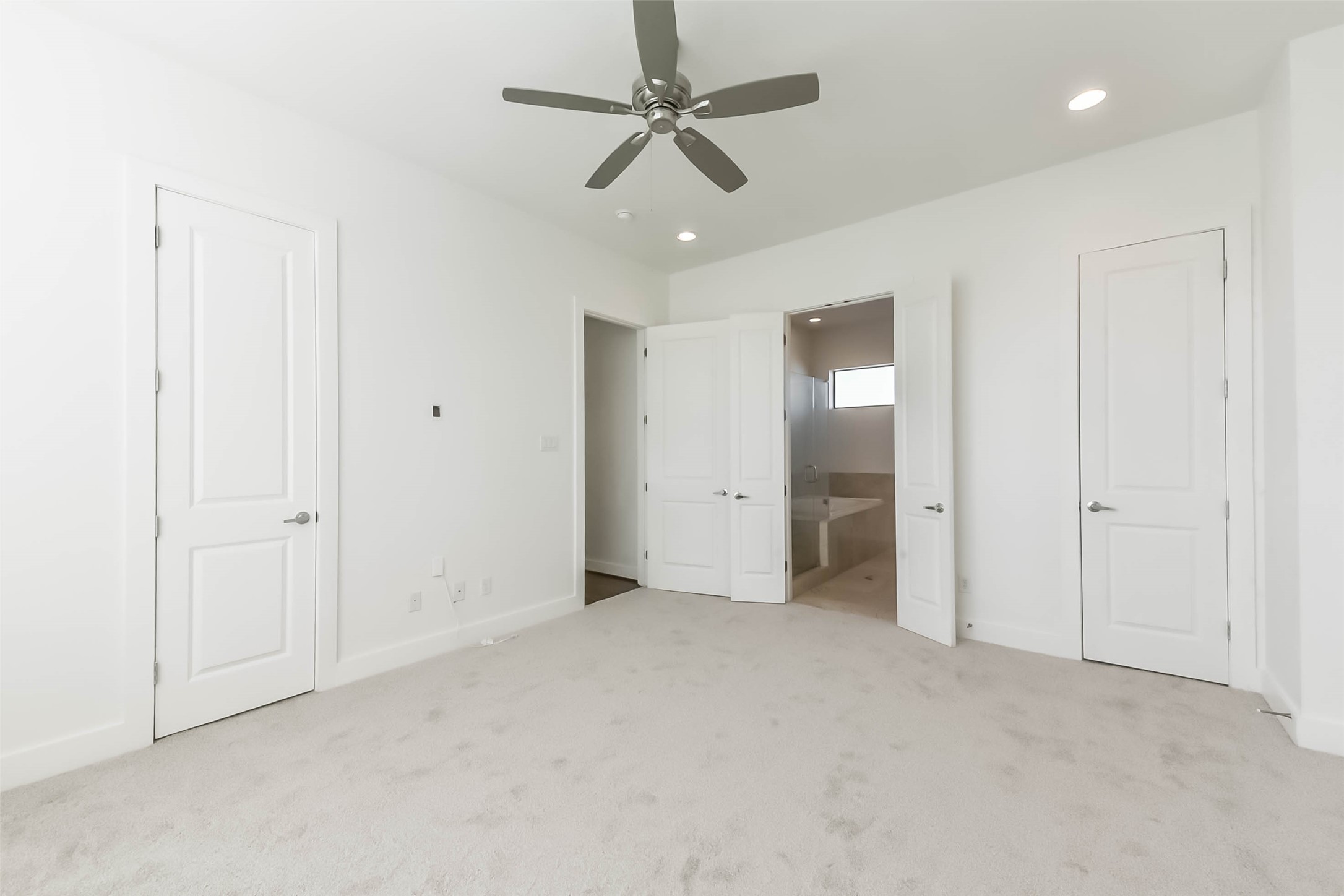 1810 Thompson Street Houston, TX 77007 - Photo 20 of 32 an empty room with fan and a ceiling fan