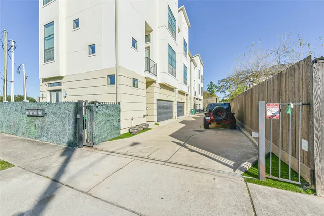 $2,900 | 1810 Thompson Street, Houston, TX 77007