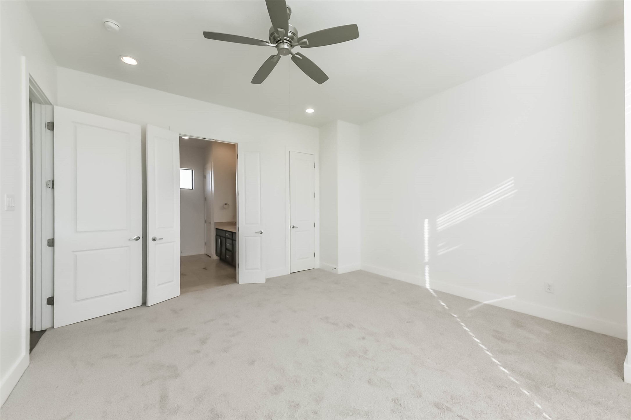 1810 Thompson Street Houston, TX 77007 - Photo 21 of 32 an empty room with chandelier fan
