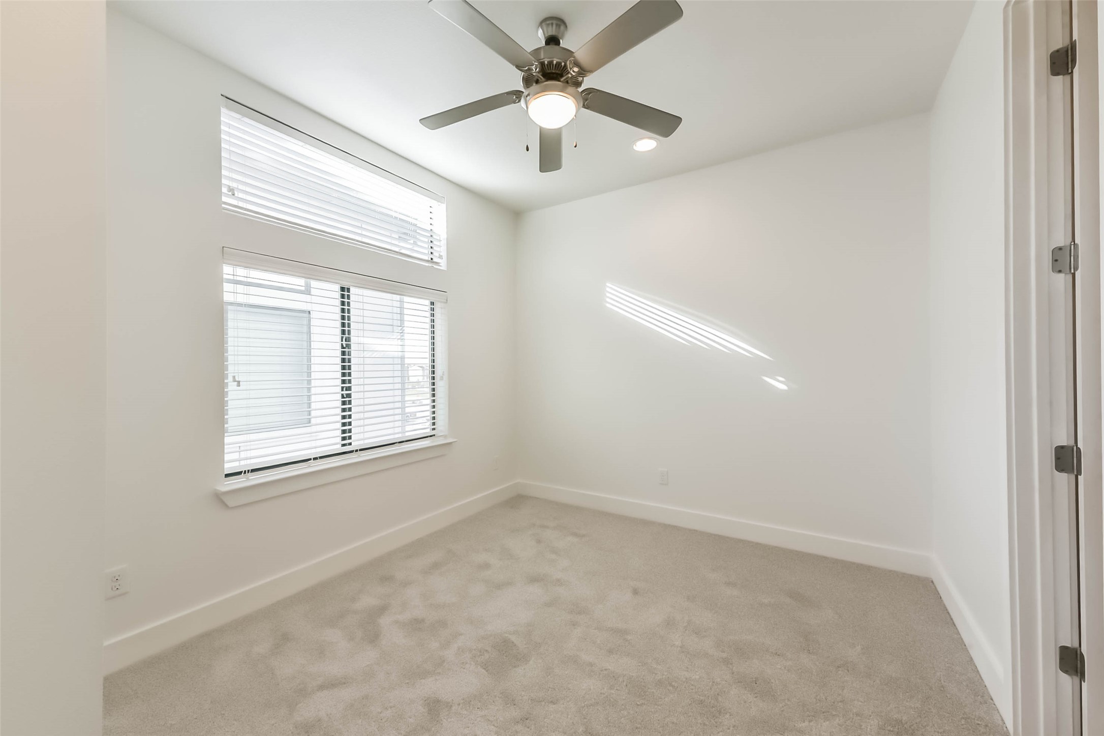 1810 Thompson Street Houston, TX 77007 - Photo 29 of 32 an empty room with a window and a ceiling fan