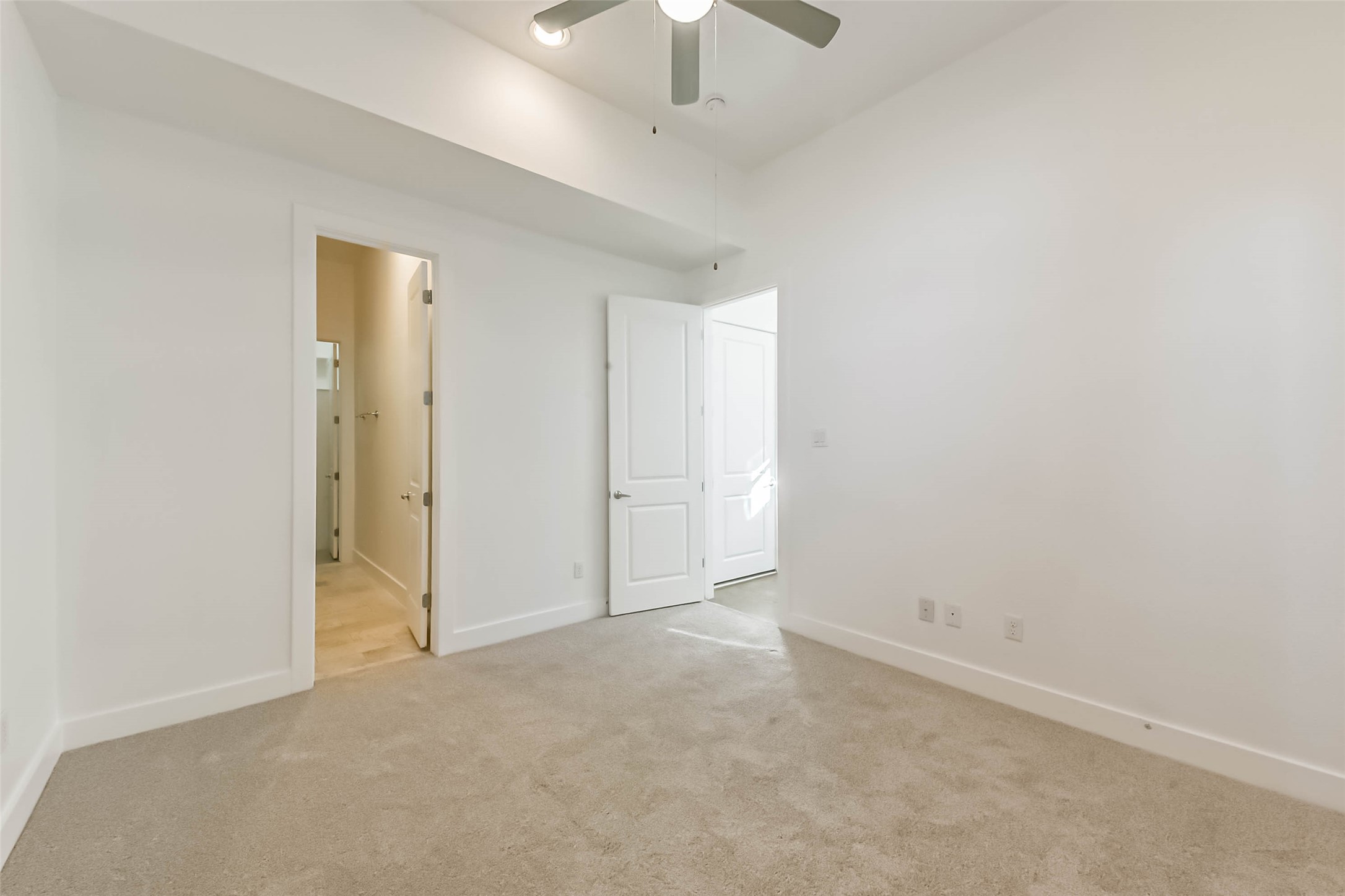 1810 Thompson Street Houston, TX 77007 - Photo 4 of 32 an empty room with a chandelier fan