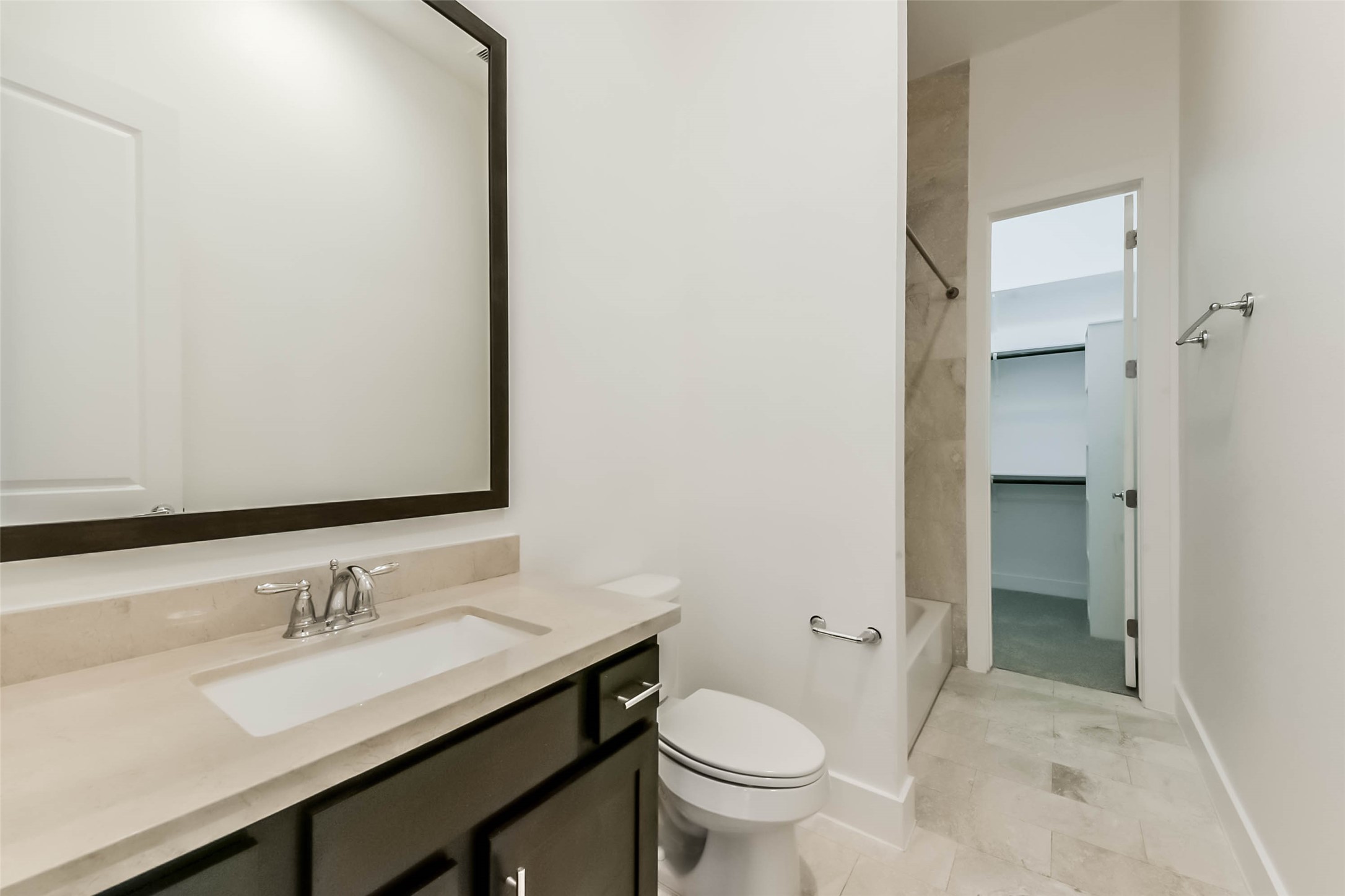 1810 Thompson Street Houston, TX 77007 - Photo 5 of 32 a bathroom with a sink and a toilet