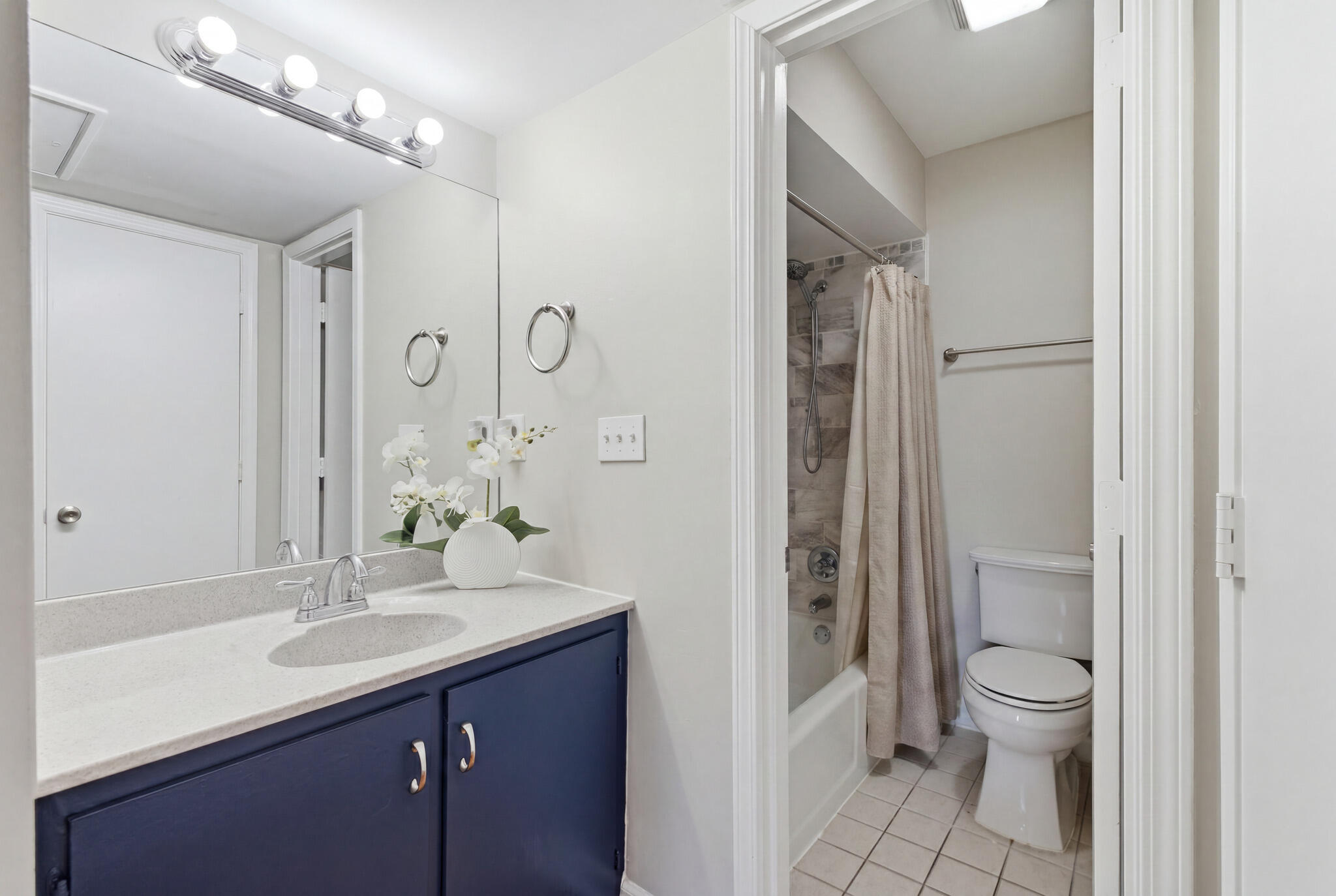 1092 Armstrong Mill Road, Unit B Lexington, KY 40517 - Photo 21 of 28 Primary Bathroom